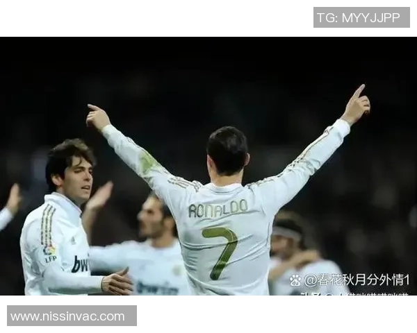 全球足坛巅峰之争:2025年十大足球球星排行榜揭秘 全球足坛巅峰之争:2025年十大足球球星排行榜揭秘