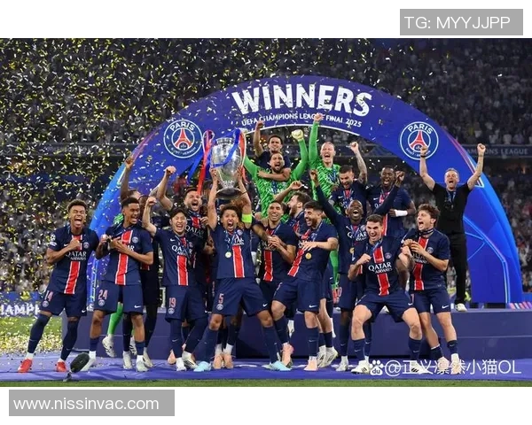 足球明星全员大合影 展现足坛巅峰风采 激情与荣耀汇聚一堂