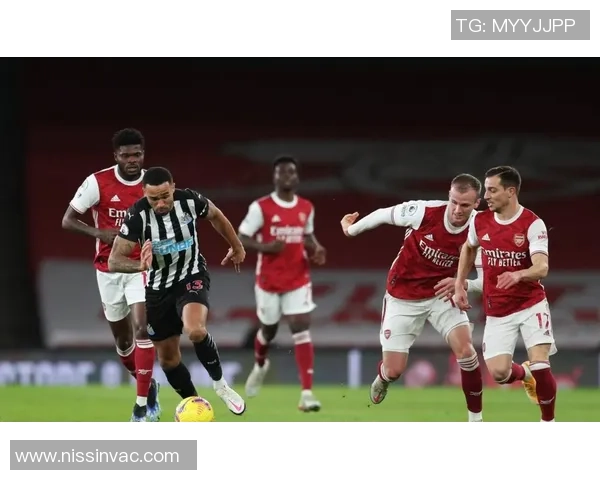 足球球星带球突破意外摔倒全场观众惊呼比赛走势瞬间生变 足球球星带球突破意外摔倒全场观众惊呼比赛走势瞬间生变