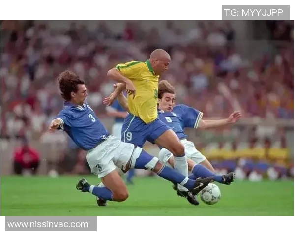 足球巨星合影背后的精彩故事与荣光时刻 足球巨星合影背后的精彩故事与荣光时刻